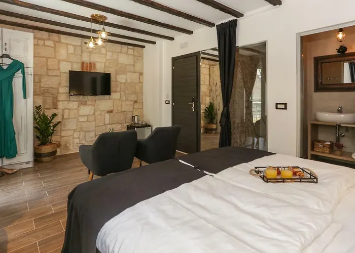 Luxury Dino בית הארחה 4*