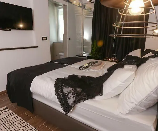 Luxury Dino בית הארחה 4*