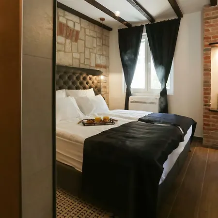 Luxury Dino Pensión 4*