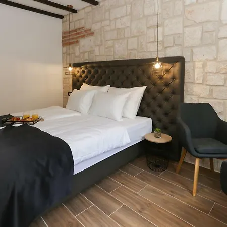 Pensión Luxury Dino 4*
